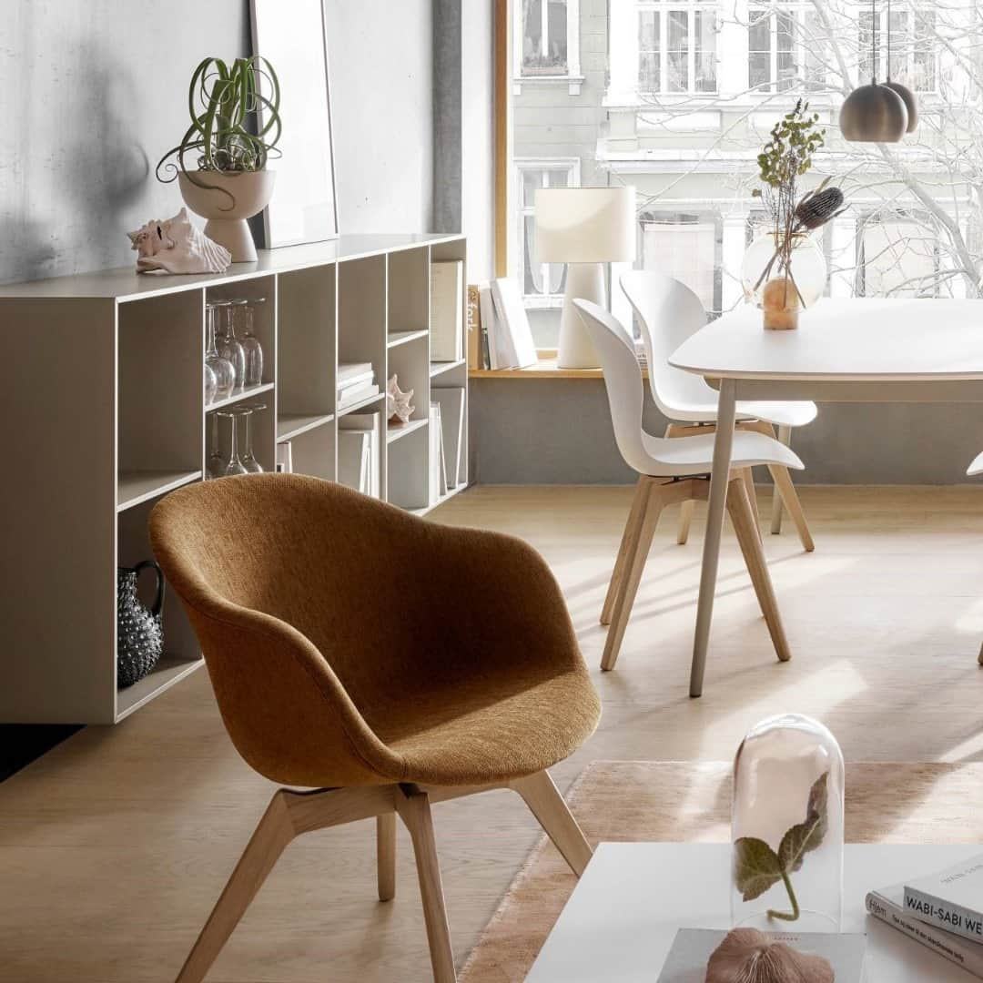 BoConceptさんのインスタグラム写真 - (BoConceptInstagram)「“Traditional Scandinavian whites become warmer oaty hues. Browns, terracottas, yellows and greys arrive light; pairing seamlessly with blond oak, light ceramics, structured fabrics and concrete.”   Our new trend film is now playing through link in bio.  Adelaide chair from £329.00 Kingston table from £1,099.00 Como wall system from £259.00  #boconcept #liveekstraordinaer #scandinaviandesign」10月5日 1時02分 - boconcept_official