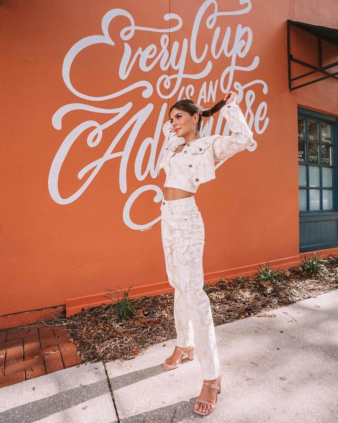 ゲスのインスタグラム：「fall is in the air 🍁 what's your favorite part about the season? #LoveGUESS (📸: @jenkvieira)」