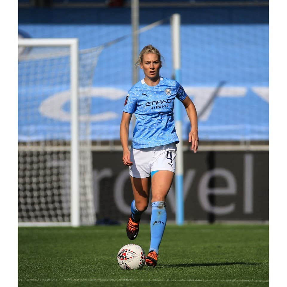 ジェンマ・ボナーのインスタグラム：「+3 points 🤩」