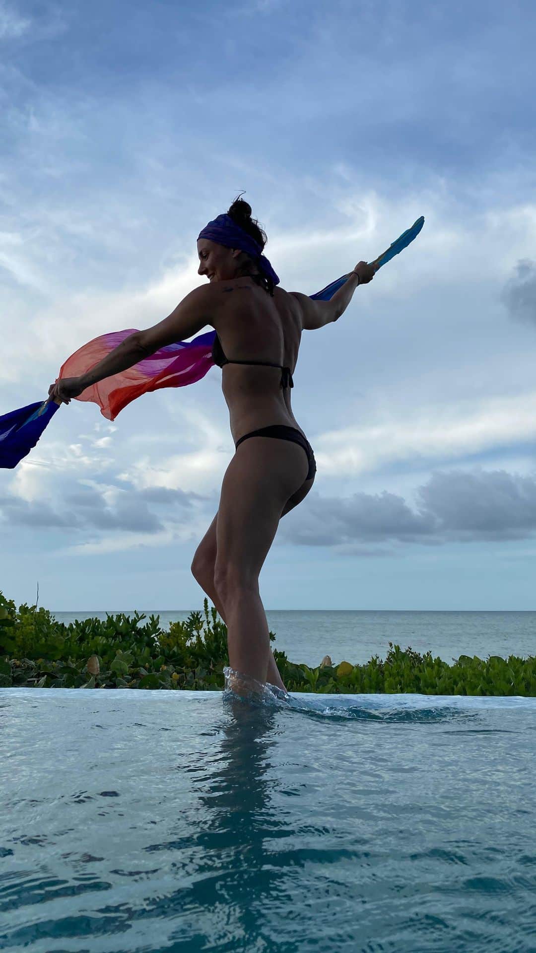 ブリアナ・エヴィガンのインスタグラム：「Thank you @mike_isnot_here for capturing this for me! Missing Turks and Caicos already but happy to be home and going through all the beautiful moments captured!!! When I dance I see every face I’ve ever met... all of your colors. I love life. 💙」
