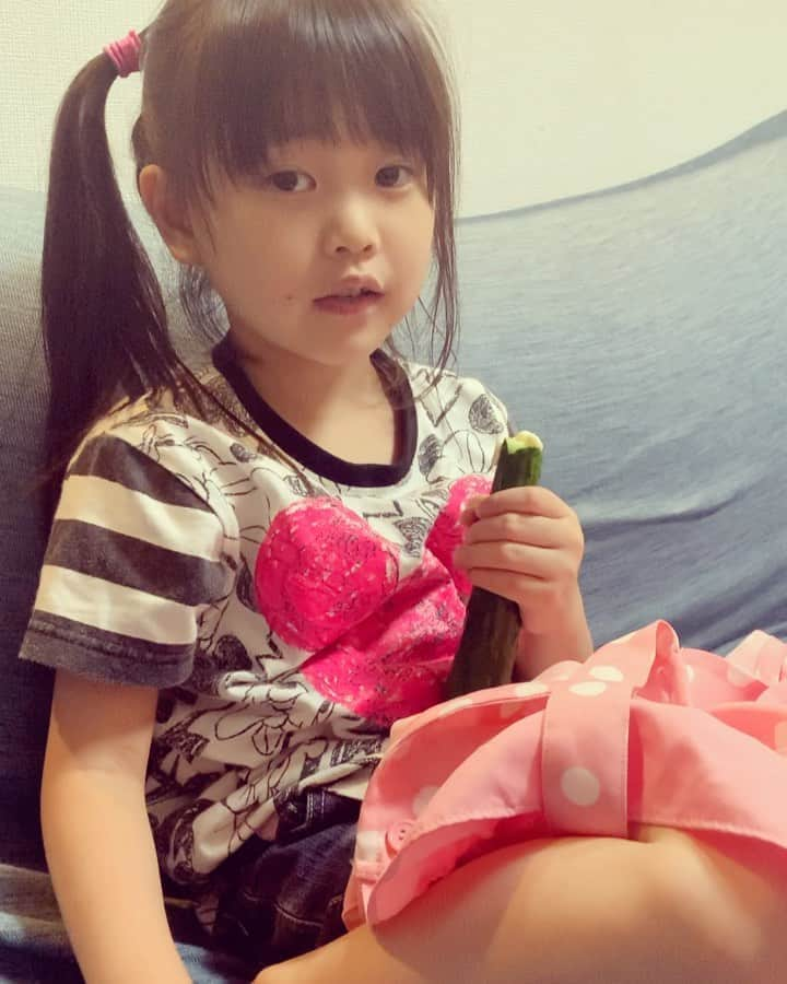 菊地由美のインスタグラム：「* きゅうりを 丸かじりする  4歳児👧🏻🥒 きゅうりを 奪った兄は 👦🏻🥒「マヨネーズかけすぎて味がわからない！」 . たぶん ふたりとも 動画だから 食べてくれただけ… きゅうり おいしいよ🥒❗️ . #かーちゃんも小さい頃はきゅうり苦手だったけどね #めーちゃん4歳#yumiandmusume #yumiandson#兄妹#🥒#きゅうりまるかじり」