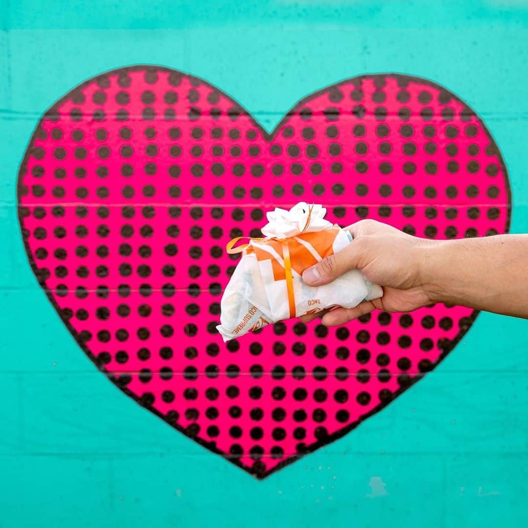 Taco Bellのインスタグラム：「The best #NationalTacoDay surprise? The gift of giving tacos. Check out our new #TacoGifter. Link in bio. 🌮🎁」