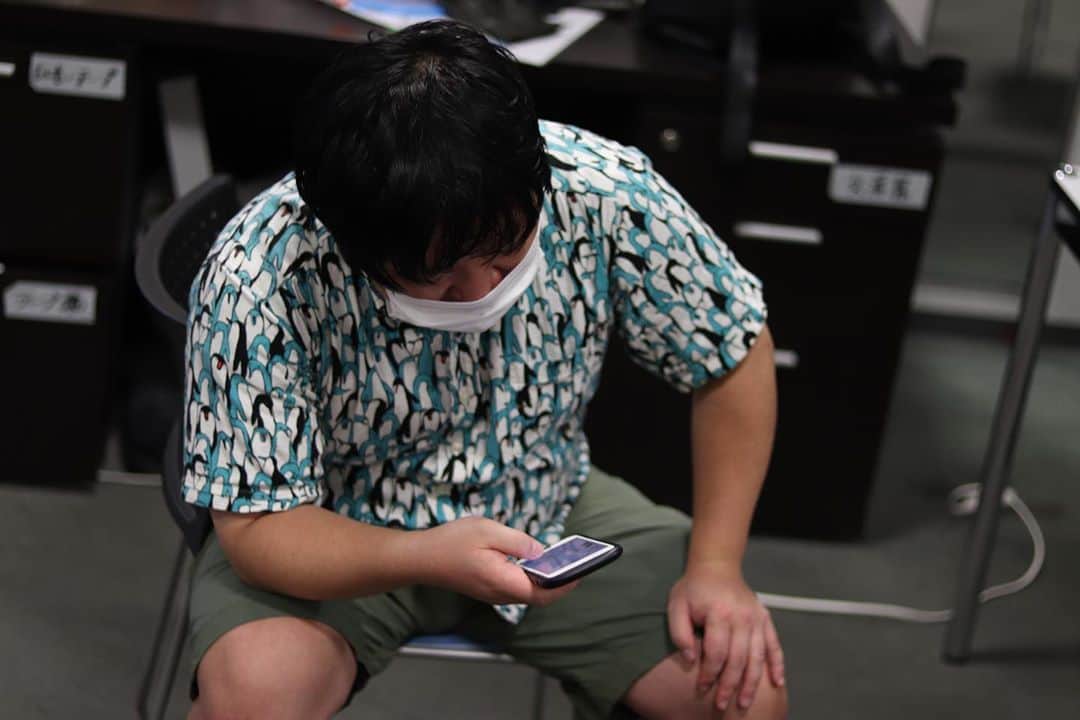 高見雄登のインスタグラム：「月刊コントありがとうございました！ 今日唯一の一眼レフは、ぼくらへ贈ってくれた歌に手応えありすぎて終演後すぐ「ケツさん」でエゴサするケツだけです。 ぜんぜんこっち見てくれませんでした。 #ケツさん」