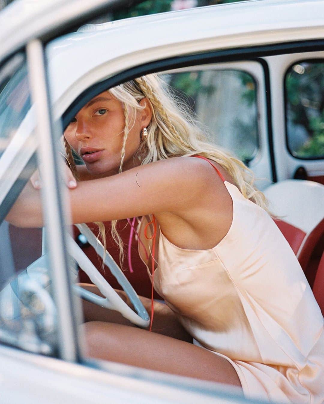 ダニジョーのインスタグラム：「Hey girl, hey 👋 // TASJA in the Sorbet slip + Winona hoops 🛒 #dannijogirls #weekendvibes」
