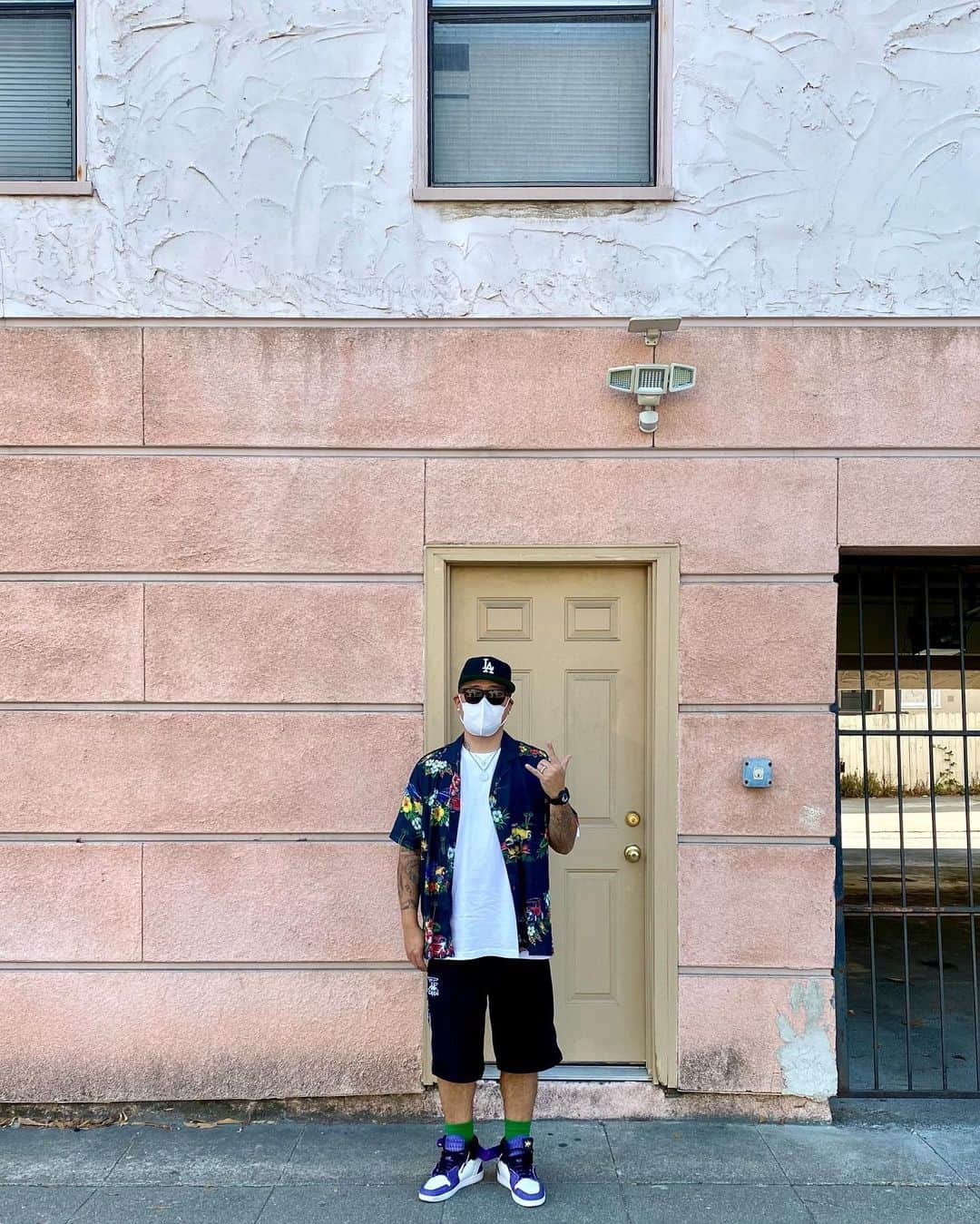 ベン・ボーラーのインスタグラム：「It wasn’t until I began my podcast last year that I told my fans for the first time, that I attended HS for a year in the Bay Area. It was a dark time in my life. I didn’t choose the bay by choice. My parents couldn’t control me so they put the responsibility on my brother who was trying to start his life. That decision by my parents forever ruined my relationship with my brother. He went from being my idol to someone I despised and it wasn’t even his fault. I went from being in every So Cal newspaper every week for playing football and being all city & all state to getting kicked out of school. And in the 80’s that was RARE for an Asian. So I was moved to this small town called Albany. My HS had 700 students and my only positive memory I had was guarding Jason Kidd, I also my first dunk on a regulation rim in Albany. I entered that small town minded school with a heavy boulder on my shoulder and the battle began. My brother tried to teach me how to be humble, but that just wasn’t me. I had no friends, so I got a job at Burger King(making $3.75 an hour) and I’d use the money to cop CD’s and I’d ride the Bart into the city to take my mind off things. I was still able to get a full scholarship to a D1 school, but it was in the bay. I wanted to get back to LA. BAD. I was even willing to walk onto UCLA’s team but I couldn’t get in. After redshirting at Cal. My DB coach left to go across the bridge to coach at SF State and they had a film school, so I transferred. As soon as I was done with school I headed back to LA and the rest is history. I hustled my ass off and knew I would become successful one day and I knew it had to be in LA. Of course I love LA, but now that I could afford to live in any city in the world, I couldn’t think of another city I’d want to live in and raise my kids in other than San Francisco. And I hope to retire in SF soon. I’ve been living part time in SF for the last 3 years. The first pic above is me outside my old apt in Albany; it’s perplexing to see how far I’ve come from that time & place. I decided to do my BBDTC box’s in the bay first because it’s a special place to me. Thank you all for your support. 🙏🏼🧡💚」