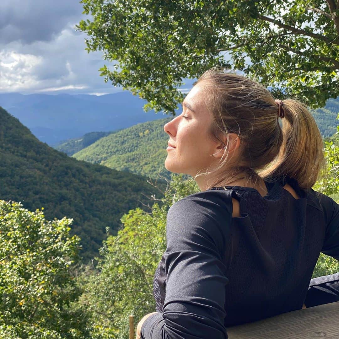 のインスタグラム：「Noch ein letztes Mal die Sonne genießen bevor es morgen auch schon wieder nach Hause geht ☺️ #sunlover #enjoythemoment #urlaub #travel #reisen #moutains #goodtime 📸 @schwabcorinna」