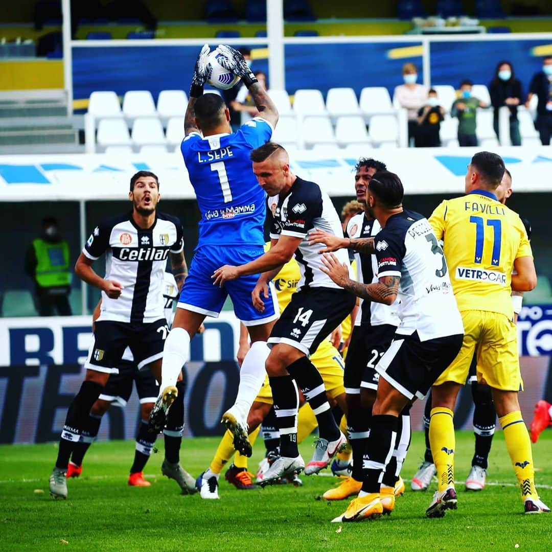 ルイージ・セーペさんのインスタグラム写真 - (ルイージ・セーペInstagram)「Le vittorie ottenute soffrendo fino alla fine sono quelle che ti lasciano più soddisfazione 💛💙 #parma #serieA 🧤@parmacalcio1913」10月5日 1時31分 - luigisepe