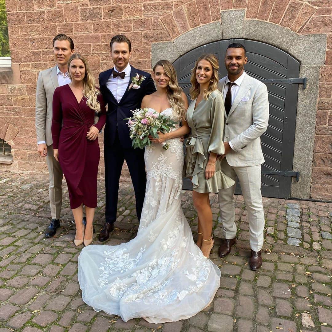 マーヴィン・マティプのインスタグラム：「Das wunderschöne Brautpaar Maaß+ Anhang! Wir wünschen euch alles Glück dieser Welt für euren gemeinsamen Weg! #❤️ #Hochzeit #wedding #resiundseb #mannheim #meißen #cnolle #ladenburg #schöndasseseuchgibt #friends #hochdietassen」