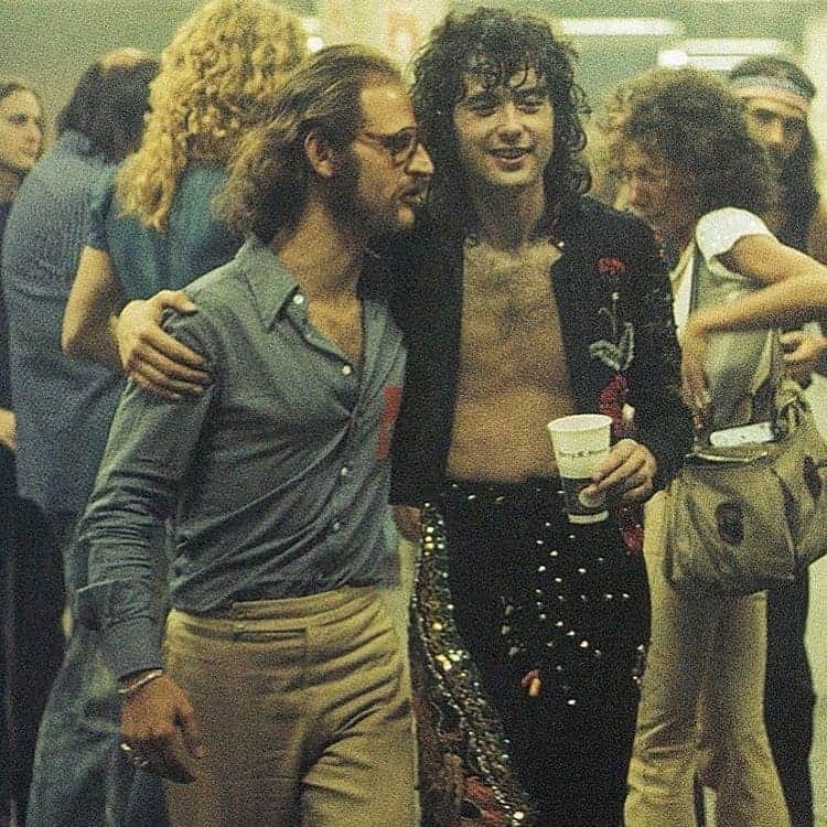 スラッシュさんのインスタグラム写真 - (スラッシュInstagram)「#Repost @wholelotta70s  Jimmy Page backstage in 1973 with engineer Eddie Kramer. iiii]; )'」10月5日 1時45分 - slash