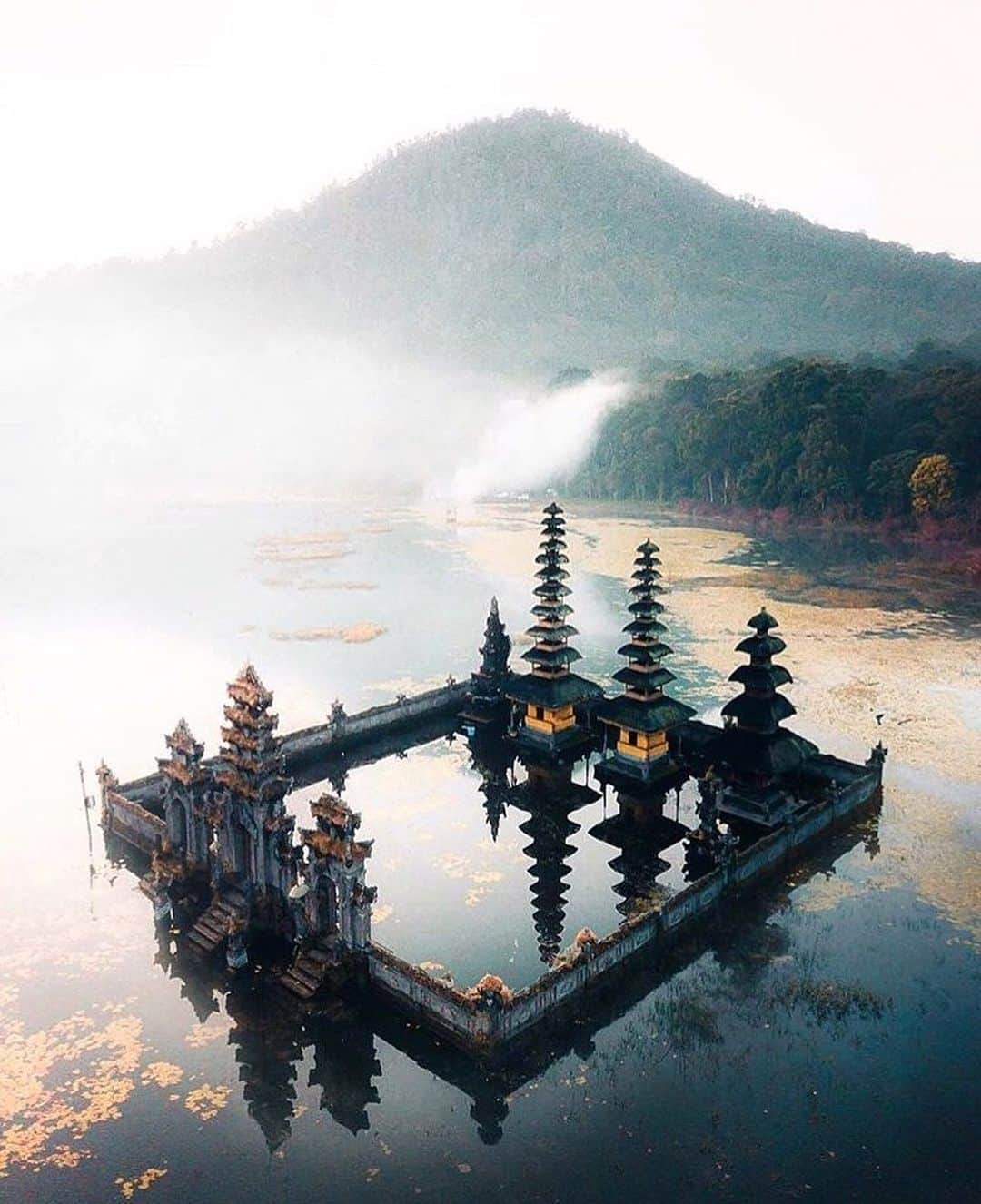 Instagramさんのインスタグラム写真 - (InstagramInstagram)「#HelloFrom Lake Tamblingan, Bali.  💭🍃 We are dreaming of this atmospheric location where the pristine lake, ancient flooded temples and surrounding lush rainforest combine to create this calming scene.   Photo by @justkay」10月5日 1時46分 - instagram