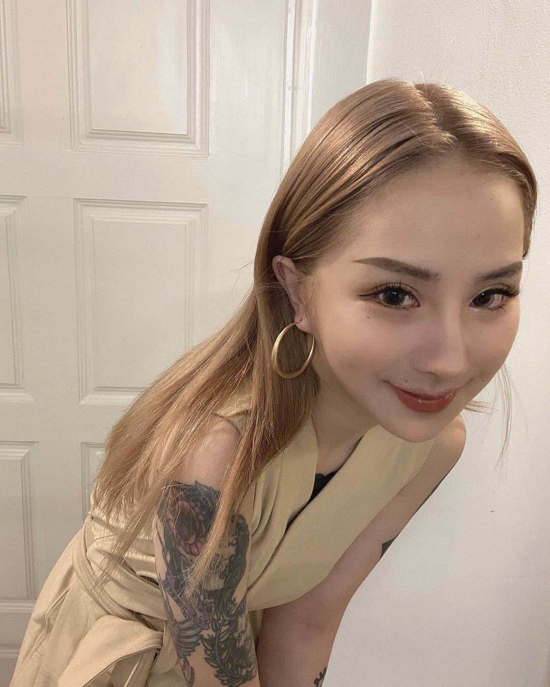 Abby Chenのインスタグラム：「能夠真心笑著是長大後的難得🤍」