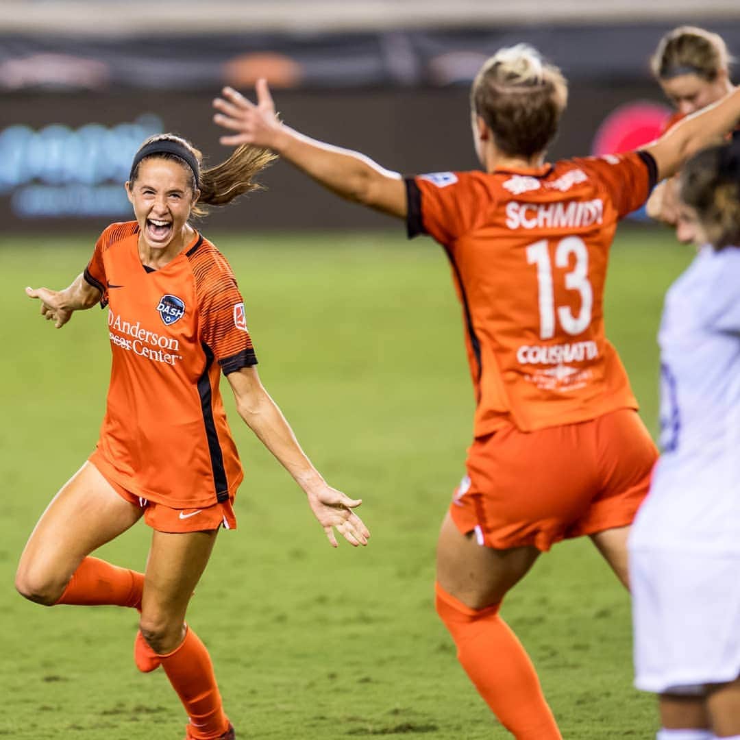 ソフィー・シュミットのインスタグラム：「💭 Last week was our 1st home game of 20 20... Today is our last! Wow. Time flies! #LuvYaDash #HTown #HoustonDash #Houston ... More of what is pictured above today. Please and Thank you. . . . #Nike #NWSL #DashTFOn」