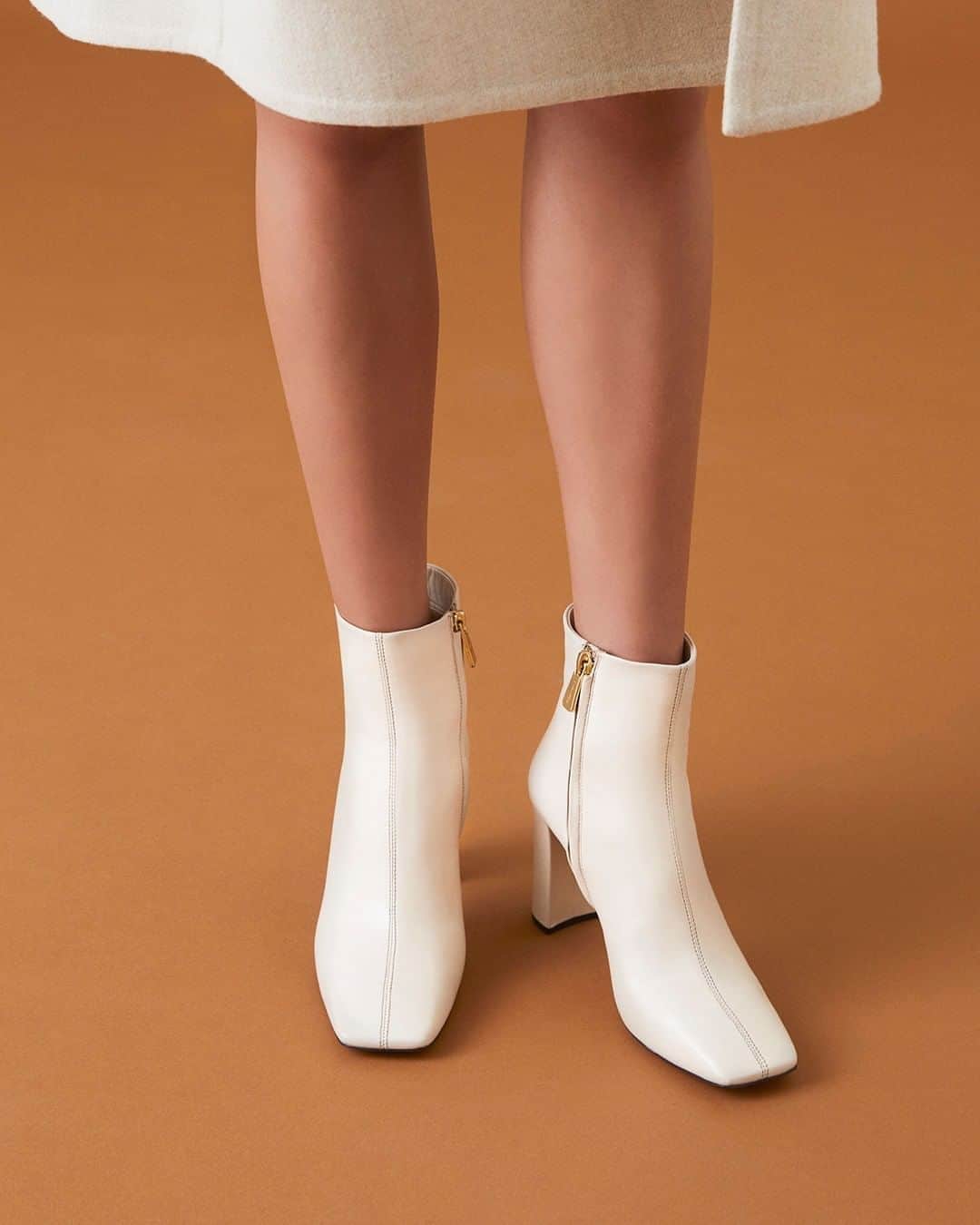 サントーニのインスタグラム：「An ankle boot with an elegant square toe, for a return to '50s glamour. #Santoni #SantoniFW20 #MadeinSantoni」