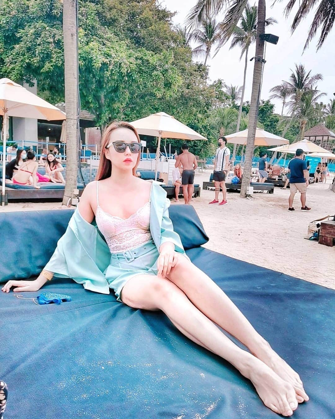 Nicole Chenのインスタグラム：「The closest beach club to bali and phuket would be our very own TBC in singapore ! I miss bali and thailand :( so depressing I love these countries. #beachclubsg #beachclubs #beachclubasia #lifestylebrunch #sgbrunch #sgbrunchplace #brunchsg #nicolechen #champagnebrunch🍾 #huaweimate30pro」