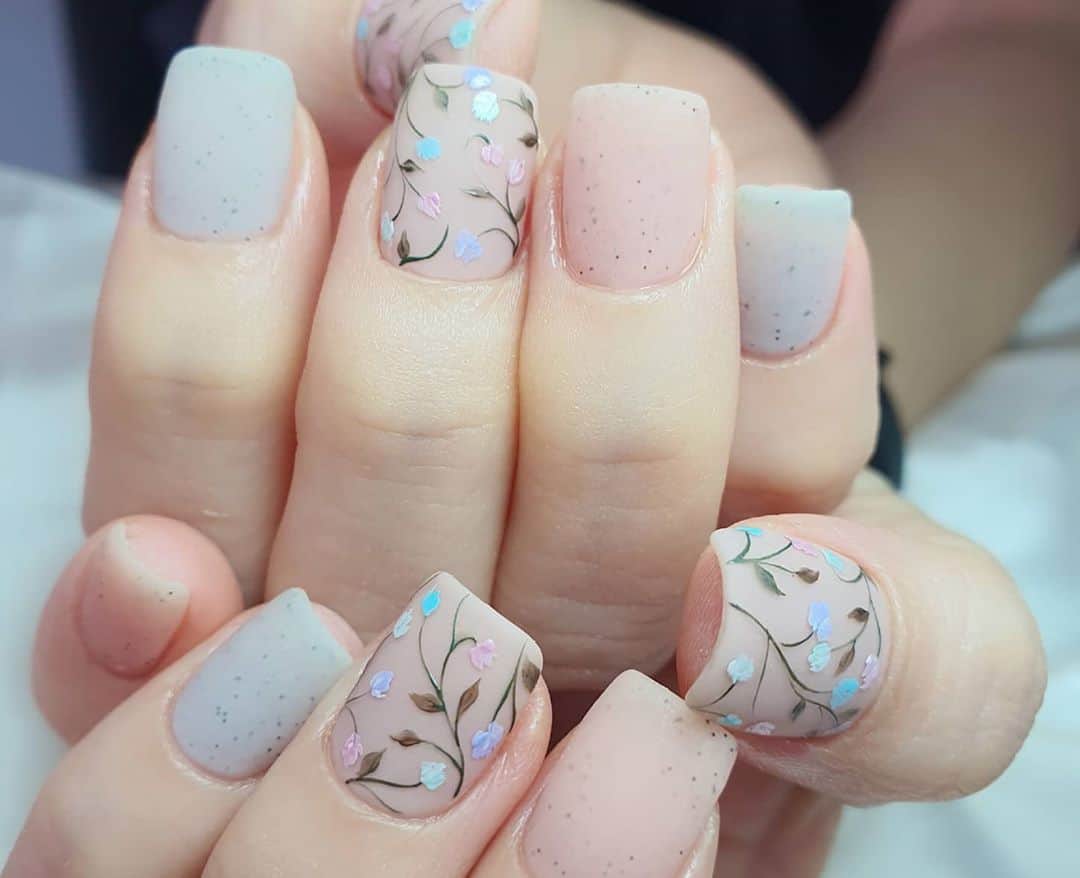 Yingさんのインスタグラム写真 - (YingInstagram)「Base colour is PREGEL Tulle Grege and details done with PREGEL Art Liner gels. Filler nails are sandy colours PREGEL MUSE GP312 and GP309. Items can be purchased at @nailwonderlandsg 🤗 . . . 🛒 www.nailwonderland.com⁣⁣ 📍20A Penhas Road, Singapore 208184⁣⁣ (5 minutes walk from Lavender MRT)⁣⁣ .  I am currently only able to take bookings from my existing pool of customers. If I have slots available for new customers, I will post them on my IG stories. Thank you to everyone who likes my work 🙏 if you need your nails done, please consider booking other artists at @thenailartelier instead ❤  #ネイルデザイン  #ネイルアート #ネイル #ジェルネイル #nailart #네일아트 #pregel #プリジェル #nails #gelnails #sgnails」10月5日 2時04分 - nailartexpress