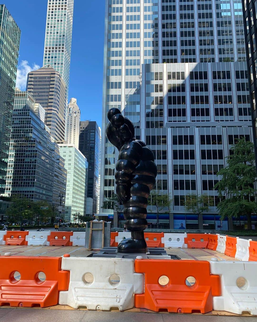 KAWSONEさんのインスタグラム写真 - (KAWSONEInstagram)「Hello NY... WHAT PARTY at the Seagram building, Park Ave between 52-53rd.. Installation should be completed in the next day or two.  #KAWS #WHATPARTY #NY #bronze #seagrambuilding @skarstedtgallery」10月5日 2時24分 - kaws