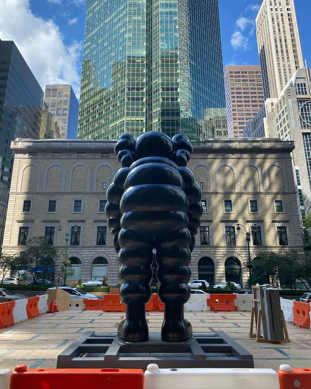 KAWSONEさんのインスタグラム写真 - (KAWSONEInstagram)「Hello NY... WHAT PARTY at the Seagram building, Park Ave between 52-53rd.. Installation should be completed in the next day or two.  #KAWS #WHATPARTY #NY #bronze #seagrambuilding @skarstedtgallery」10月5日 2時24分 - kaws