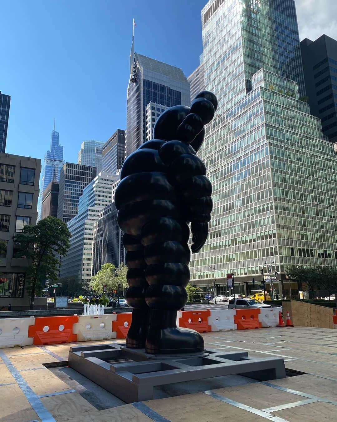 KAWSONEさんのインスタグラム写真 - (KAWSONEInstagram)「Hello NY... WHAT PARTY at the Seagram building, Park Ave between 52-53rd.. Installation should be completed in the next day or two.  #KAWS #WHATPARTY #NY #bronze #seagrambuilding @skarstedtgallery」10月5日 2時24分 - kaws