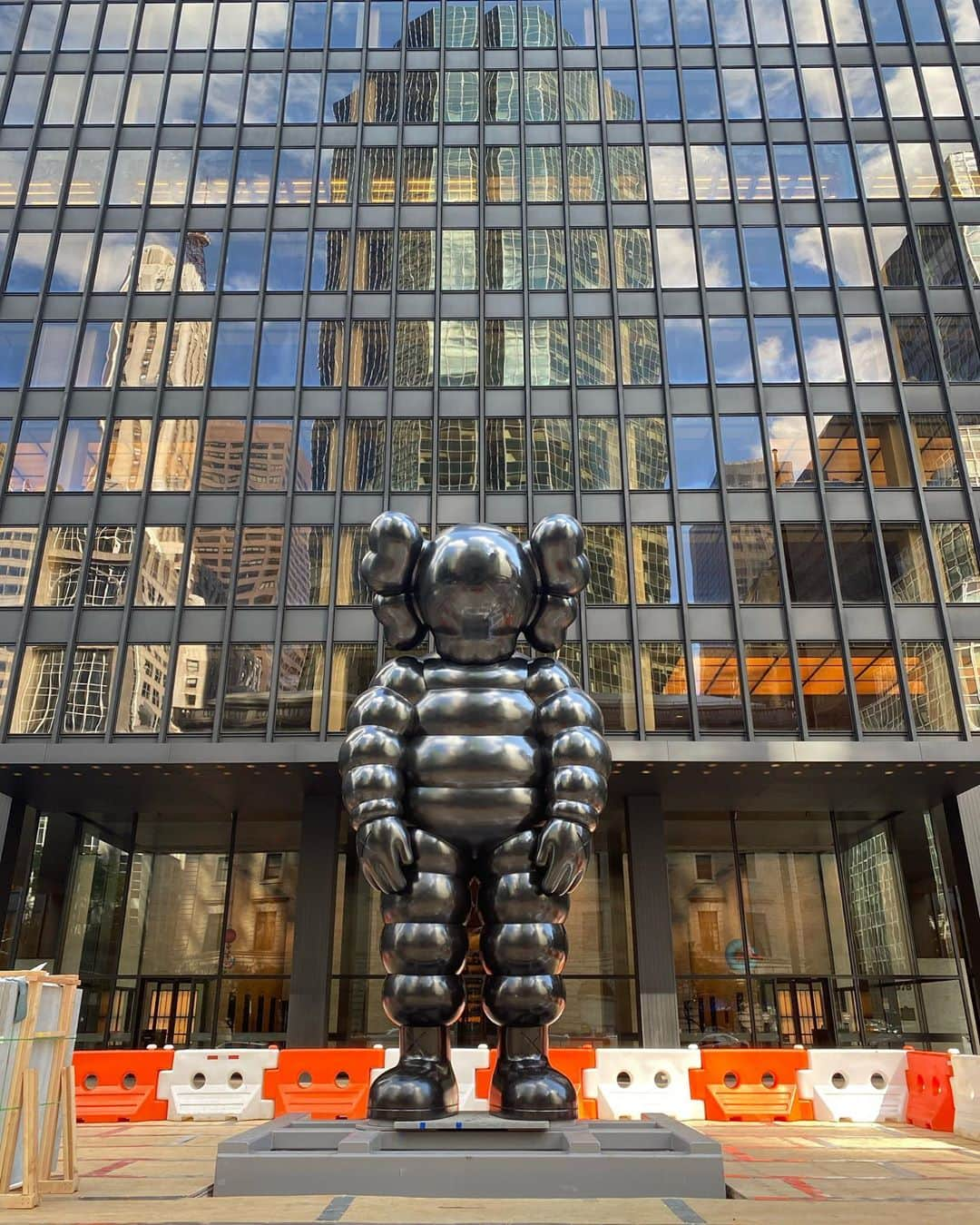 KAWSONEさんのインスタグラム写真 - (KAWSONEInstagram)「Hello NY... WHAT PARTY at the Seagram building, Park Ave between 52-53rd.. Installation should be completed in the next day or two.  #KAWS #WHATPARTY #NY #bronze #seagrambuilding @skarstedtgallery」10月5日 2時24分 - kaws