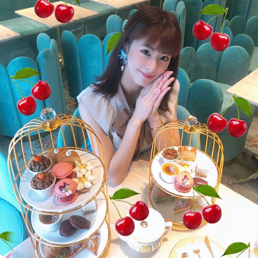 のインスタグラム：「✿ 可愛い空間大好き😘♡ ここは表参道にあるカフェだよ🍰 甘いの大好きな人にはオススメ!! ・ ・ #表参道　#カフェ　#韓国カフェ #可愛い　#アフタヌーンティー」