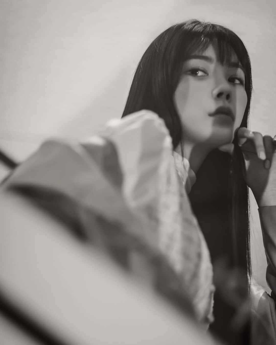 リジ のインスタグラム：「개인 사복 촬영 ver.3🖤 Photo by @taronapictures  . . . . . #그레이스유 @grace_u_official」