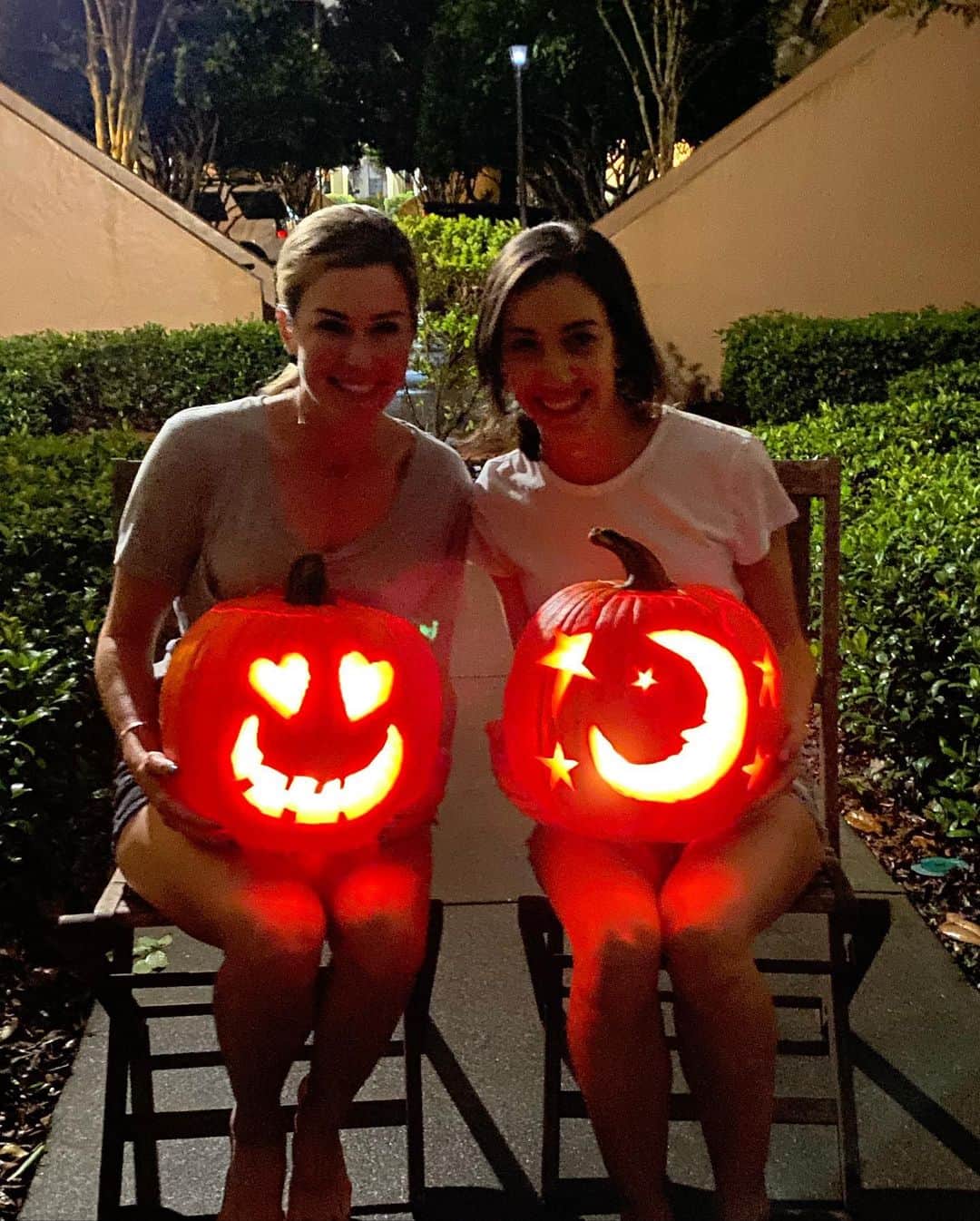 ポーラ・クリーマーさんのインスタグラム写真 - (ポーラ・クリーマーInstagram)「First time pumpkin carving was a success!!!! 🎃🖤🎃🖤 #halloween」10月5日 2時18分 - paulacreamer1