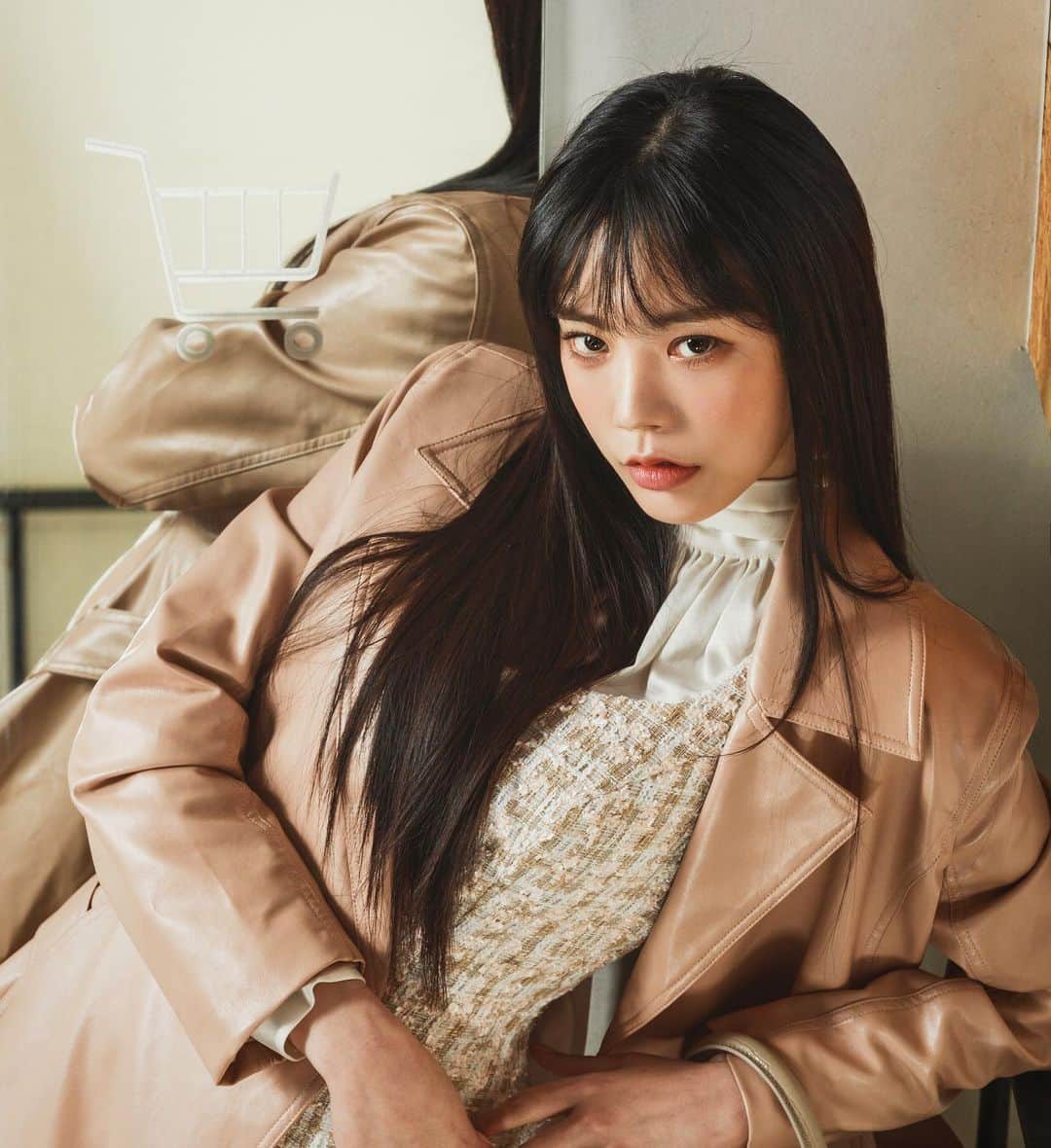 リジ のインスタグラム：「개인 사복 촬영 ver.3🖤 Photo by @taronapictures  . . . . . #그레이스유 @grace_u_official」