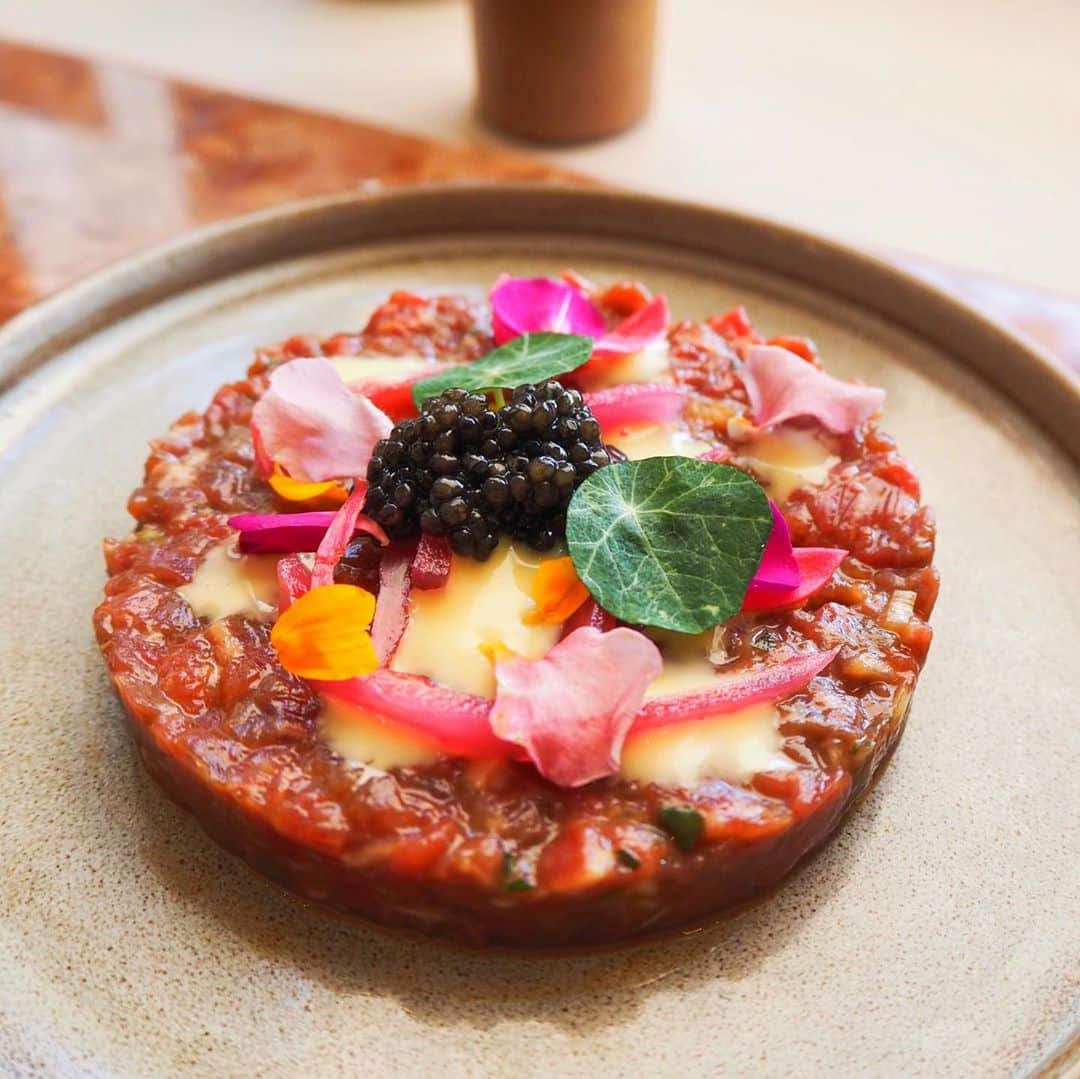 Eat With Steph & Coのインスタグラム：「NEW RESTAURANT ALERT! Cha Cha x Sister Jane. @chachaxsisterjane  There’s an all-day brunch menu featuring bold European cuisine with a Latin twist 😛 after the meal you can pop upstairs and shop some vintage clothing 👗. I genuinely liked everything I ate! I would say some of the dishes had a “tapas” feel - like the duck skewers - so you’d need to order quite a bit if you’re super hungry!!! (Price below is if you have three courses and a drink!). There’s definitely some interesting stuff on the menu - “cachapa corn pancakes” 👏🏼. Try it if you’re looking to try something new. #invite 📷 @mchan4b   📍 Location: Notting Hill 💰 Price: £30-40pp 👨‍🍳 Cuisine: European  ❤️ Best for: Treat yourself brunch ☎️ Book ahead: Optional 🌱 Veg options: Yes 🍽 Top dishes:  - Beef Fillet Tartare - Robata Hispi Cabbage」