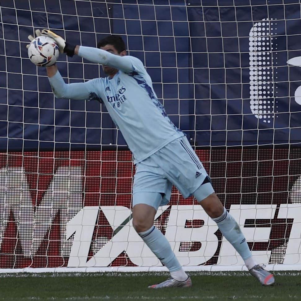 ティボ・クルトゥワのインスタグラム：「Muy contento con la victoria y el enorme esfuerzo del equipo para sumar estos 3 puntos! 💫✊🏻 #HalaMadrid」