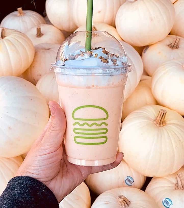 SHAKE SHACKさんのインスタグラム写真 - (SHAKE SHACKInstagram)「PUMPKIN PSA: Let's squash the idea that all pumpkin drinks are the same. Our Pumpkin Shake is made with real @libbyspumpkin. 😋   Peep our story for a look at the Libby's patch in the "Pumpkin Capital of the World".   📸: @kirklandurban #shakeshack」10月5日 2時34分 - shakeshack
