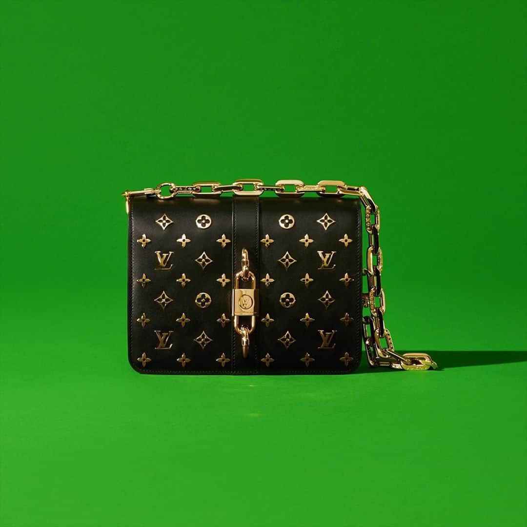 ルイ・ヴィトンさんのインスタグラム写真 - (ルイ・ヴィトンInstagram)「#LVSS21 Parisian chic. A new bag from @NicolasGhesquiere’s upcoming #LouisVuitton collection. Watch live on October 6th at 3pm (GMT+2) on Instagram or louisvuitton.com」10月5日 2時30分 - louisvuitton