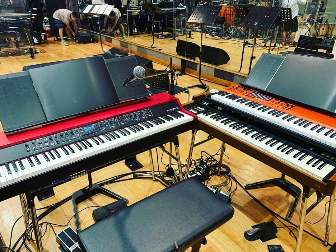 島田昌典のインスタグラム：「今回のコメフェスでの鍵盤達。 Nord Grand Korg Vox Continental Korg CX-3 Korg MW-1608  このミキサーが素晴らしく音をまとめてます。 キーボード、同期音源、クリック、イヤモニ等全て1台で完結、さらにマッキーとトライデントの設計者が作ったのでハイファイだけど骨太でブリティッシュなテイストもあります。 Nord Grand はタッチと音の表情のリンクが素晴らしい！特にアップライトピアノの音が気持ち良くてこればっかり使ってます。そしてKorg CX-3は弾いていて楽しくなるオルガン。良いです！」