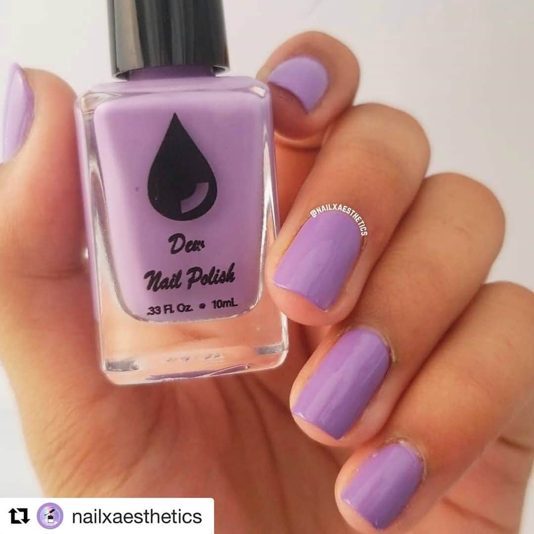 Nail Designsさんのインスタグラム写真 - (Nail DesignsInstagram)「#Repost @nailxaesthetics  ・・・ (Gifted)  Today I have a Beautiful swatch of 1 out of the 2 polishes sent to me by @dewnailpolish !!   This is "sweet pea" it is a light purple creme nail polish! You can buy this nail polish for $4!! Which in my opinion is super cheap for such an amazing nail polish almost a one coater for me! In this picture "sweet pea" is shown in 2 full coats and a layer of top coat.   Dew Nail polish is vegan friendly, cruelty free and 10 free!   You can also use my CODE: Samy25 for 25% OFF!! Which is super amazing!! (It will also be in my bio)   #dewnailpolish #sweetpea #purplenails #nailsoftheday #manicure #nailstoinspire #nailartfeature #giftednailpolish #gifted #swatchpost #nailtrends #nailstoinspire #nailswag #nailsmagazine #nailoftheweek #nailsbyme #dewnailpolishsweetpea #nailaddict #nailartist #swatchtest #purplenailpolishes #nailspafeature #PR #nailstyle」10月5日 2時39分 - nailartfeature
