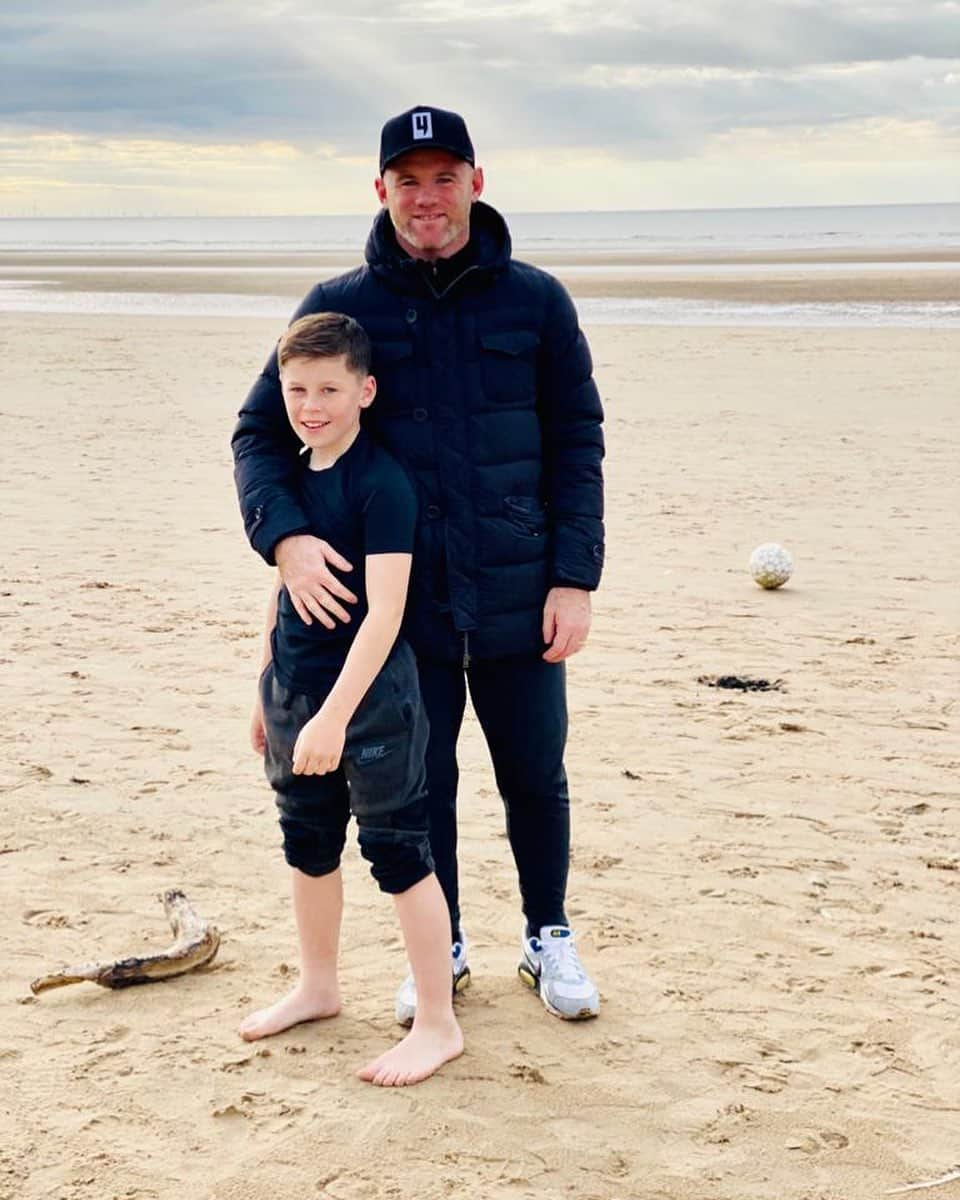 ウェイン・ルーニーさんのインスタグラム写真 - (ウェイン・ルーニーInstagram)「👨‍👦🌊」10月5日 2時48分 - waynerooney