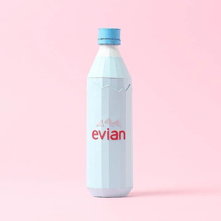 のインスタグラム：「Wouldn’t it be refreshing if we could have some fresh evian water by your side, just by thinking of it? Our friend @benoit.leva got us wondering – and particularly thirsty – with this lovely stop-motion animation. Actually, inhabitants of the Paris region can already experience a similar experience with the delivery service evianchezvous.com. ✨  #evian #evianwater #positivedrops #stayhydrated」