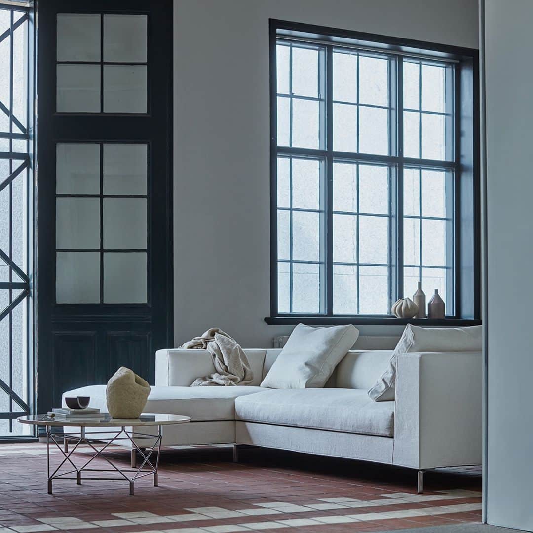 eilersenのインスタグラム：「"I wanted to create a sofa with a world of opportunities for expansion and a design which is so classic that the sofa will always modern. Taut lines are good for the eye but the sofa must also be really great to sit and lounge in. The art was to optimise the comfort without compromising on the lightness." emphasises Jens Juul Eilersen.⁠ •⁠ •⁠ •⁠ #eilersen #eilersenfurniture #myeilersen #savanna #interiordesign #homedecor #sofa #danishdesign #inredning #finahem #interiorlovers #interiordesign #modernliving #minimalism #nordiskehjem #nordicinspiration #nordicliving #craftsmanship #luxurylifestyle #boligindretning #designinterior #livingroominspo #boliginspiration #softminimalism #hemindredning #schönerwohnen #nordicminimalism」