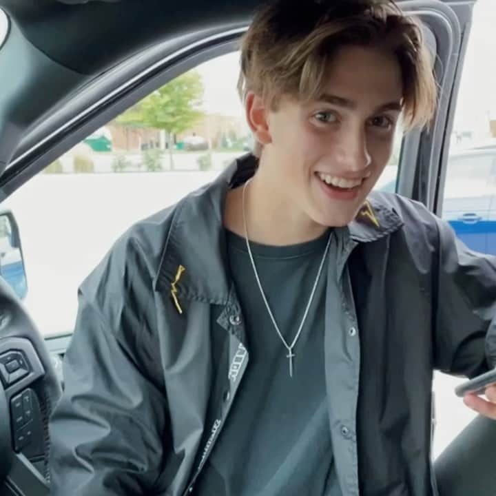 ジョニー・オーランドのインスタグラム：「craziest feeling ever sooo who’s ready for the ep?」