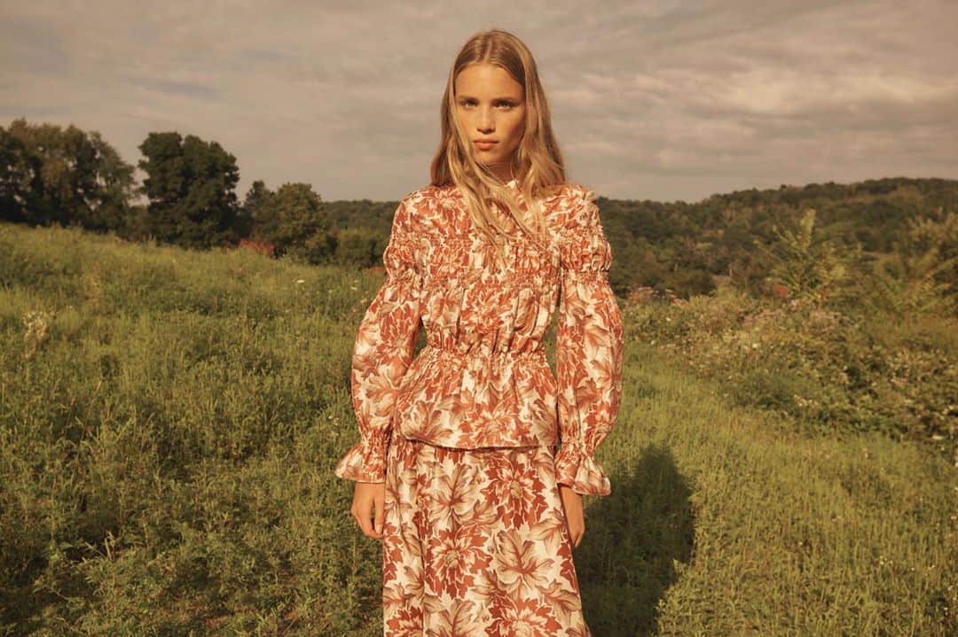 Bergdorf Goodmanさんのインスタグラム写真 - (Bergdorf GoodmanInstagram)「THE NEW ROMANTICS 🍃 Amidst the wonder and beauty of nature, feminine florals and masculine materials come together in fall’s most alluring fashion story, featuring @sir_thelabel’s latest printed set. Available now in store and online at BG.com.」10月5日 2時57分 - bergdorfs