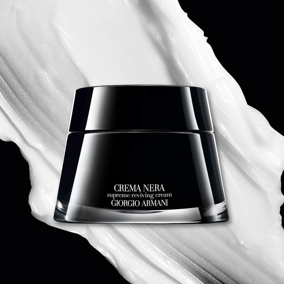 Armani Beautyさんのインスタグラム写真 - (Armani BeautyInstagram)「​The haute couture skincare icon. The sensual "double silk" texture of CREMA NERA SUPREME REVIVING CREAM melts into skin upon contact for instant nourishment and an incredibly soft feel.  #Armanibeauty #CremaNera #skincare」10月5日 2時58分 - armanibeauty
