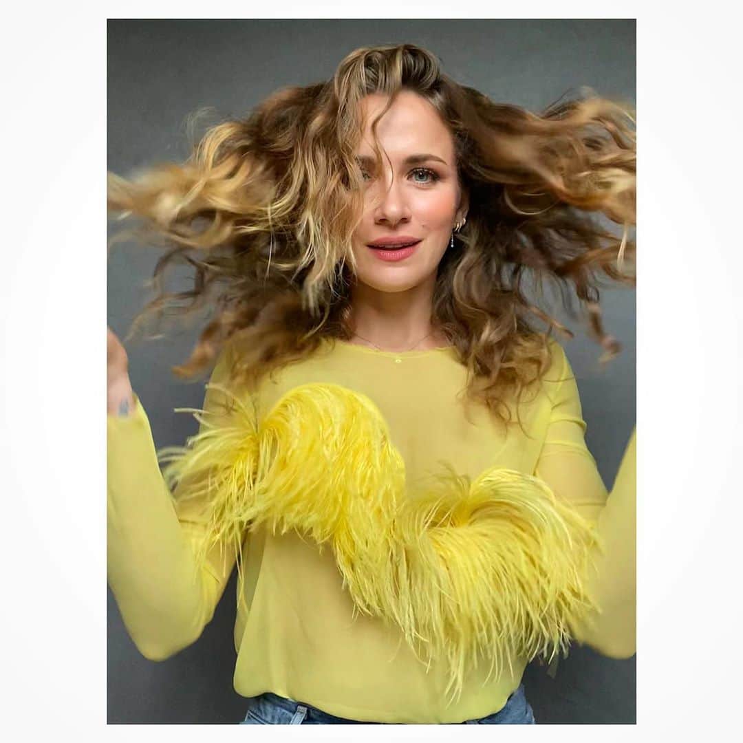 のインスタグラム：「Not so mellow yellow... 💛」