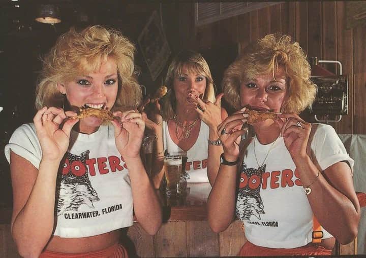 Hootersさんのインスタグラム写真 - (HootersInstagram)「We're celebrating a birthday! 37 years of Hooters Girls, hot wings, ice cold beer and the best customers. Here's to 37 more! 🎉」10月5日 3時00分 - hooters