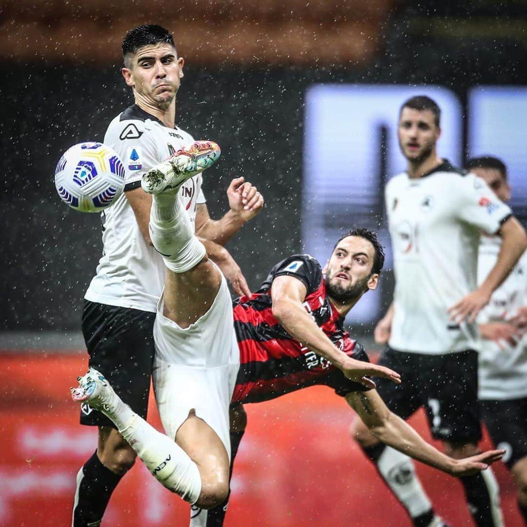 ACミランさんのインスタグラム写真 - (ACミランInstagram)「@hakancalhanoglu 🥋 The game breaker 👊 #MilanSpezia #SempreMilan」10月5日 3時04分 - acmilan