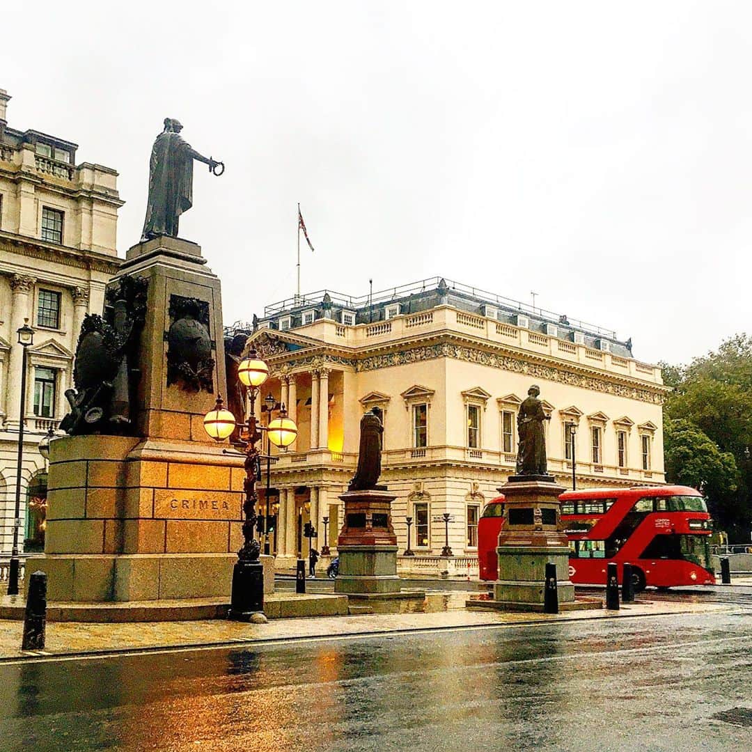 渡辺枝里子さんのインスタグラム写真 - (渡辺枝里子Instagram)「【London Photo🇬🇧】  週末のロンドンは雨☔️  今日はロンドンマラソンだったけれど、一般ランナーはバーチャル参加、エリート選手はバッキンガム宮殿前の1周2.15kmの周回コースをリアルで走る🏃‍♀️  少しでも見えないかなぁと思って見に行って見たけれど、 残念ながら道が封鎖されていて歩道橋の上からしか見えず。  雨の日のロンドンもなかなか綺麗なので好きだったりします☺️☔️ * * * * #london #londondiaries #londonlife #uk #londonmarathon #londonphotography  #londonphoto  #view #rainyday  #ロンドン　#イギリス　#ロンドン日記　#ロンドンライフ　#海外生活 #海外　#ロンドンフォト #風景　#ロンドン写真 #ロンドンマラソン #雨　#渡辺枝里子」10月5日 3時08分 - eriko_watanabe_21