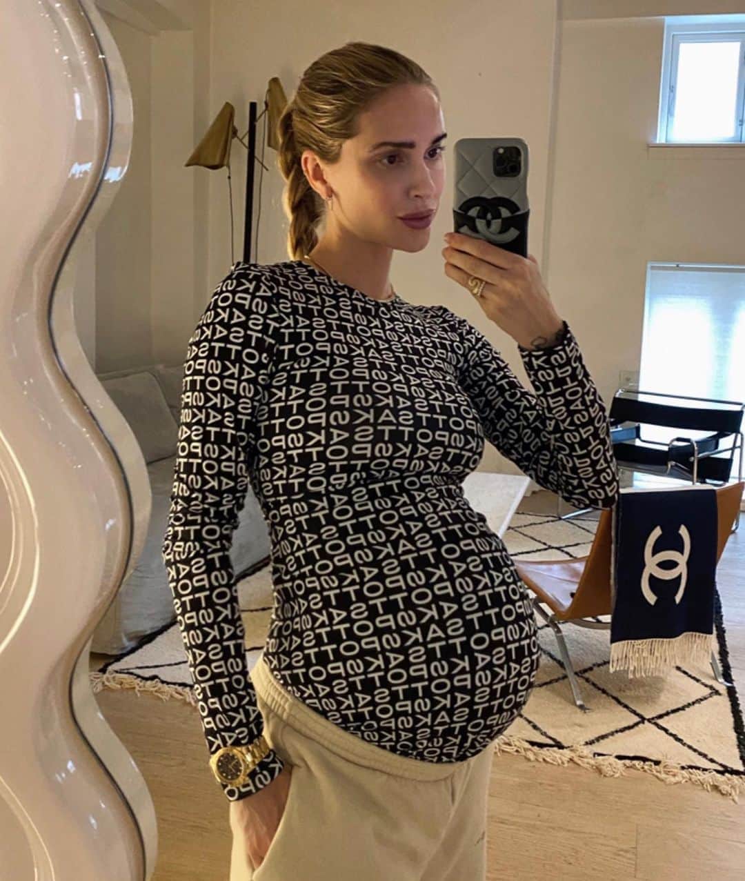 ペニーレ・タイスベックのインスタグラム：「I’m talking with the little man in the mirror 👼🏼」