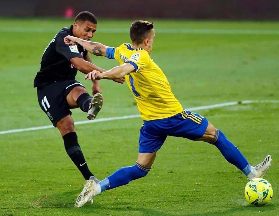 グラナダCFさんのインスタグラム写真 - (グラナダCFInstagram)「Potencia ⚡️ de @darwinmachis11 🇻🇪☄️  ¡Seguimos equipo 🔛!  #EternaLucha #GranadaCF #granada #futbol #cadizgranada」10月5日 3時10分 - granadacf