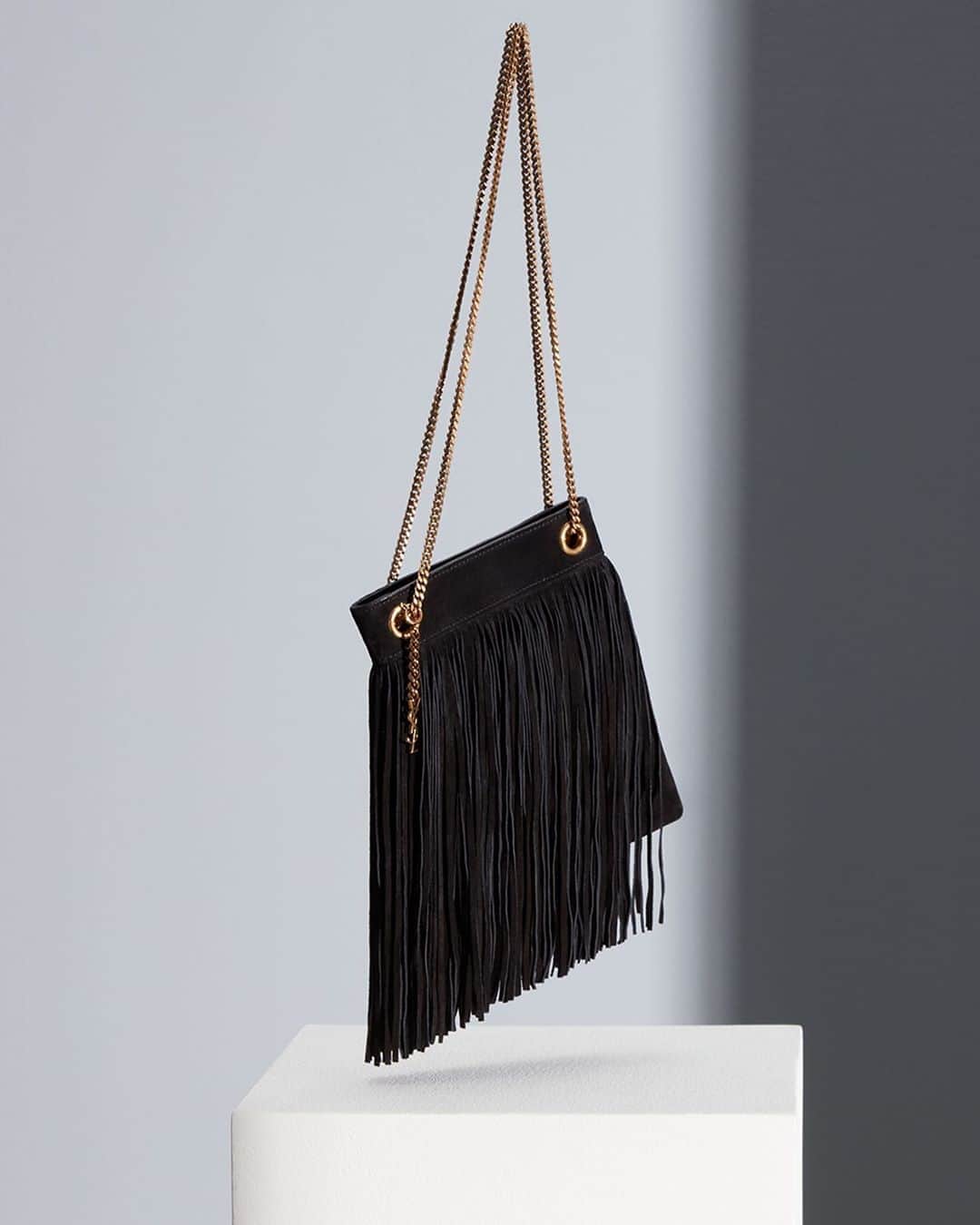 Saks Fifth Avenueさんのインスタグラム写真 - (Saks Fifth AvenueInstagram)「HANDBAG HEROES: Create a fringe frenzy and channel '70s glamour with the @ysl Grace bag. #SaksStyle」10月5日 3時10分 - saks