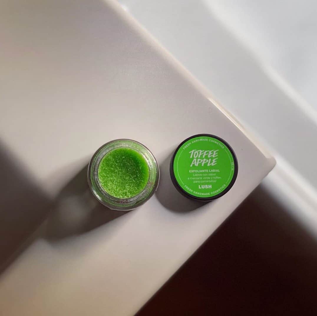 LUSH Cosmeticsさんのインスタグラム写真 - (LUSH CosmeticsInstagram)「⁠⠀ Protect the pout 👄⁠⠀ ⁠⠀ Our lip scrubs are made with a base of castor sugar and jojoba oil, which scrubs away dry skin and leaves lips smooth and hydrated. Simply pop a dollop onto your lips, scrub, then lick off the delicious excess! What's your favorite Lush Lip Scrub? Let us know in the comments ⬇️⁠⠀ ⁠⠀ Tap to shop PLUS check out our latest Instagram Reel to see our Lush Brand Team's favorite lip scrub and lip balm combos. ⁠⠀ ⁠⠀ 📸: @twilight__lushie, @kimosabiii_beauty, @love.mara.on, @gio.minz⁠⠀ ⁠⠀ #halloween #fall #lipcare #lipscrub #handmade #halloween2020」10月5日 3時35分 - lushcosmetics