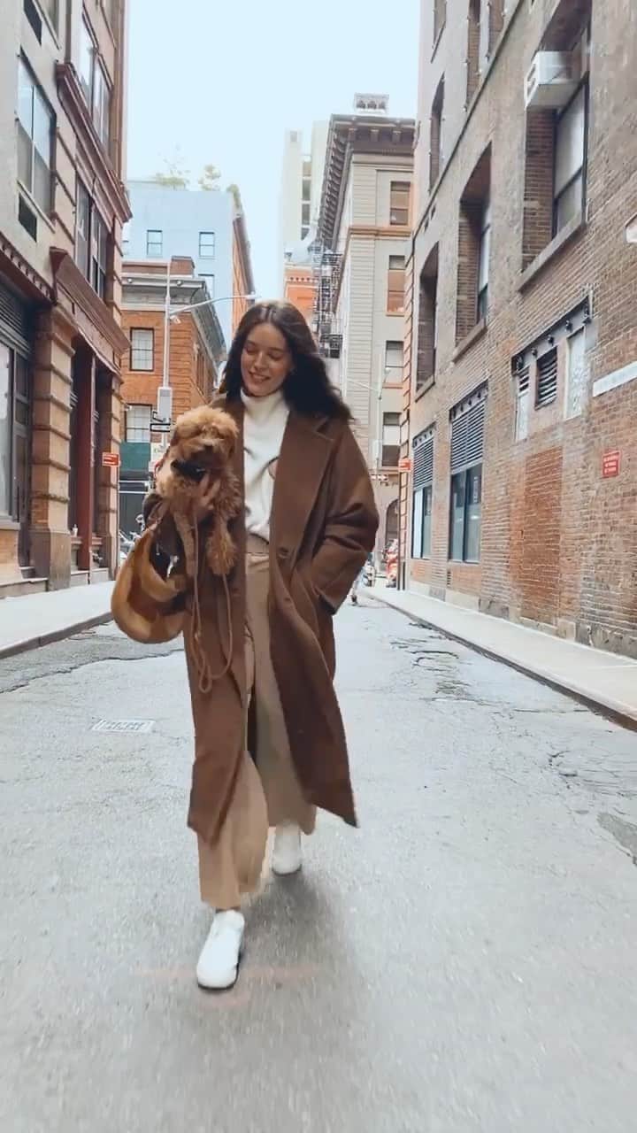 エミリー・DiDonatoのインスタグラム：「When that jacket weather HITS video by @masha.photo ❤️ jacket @maxmara pants @frank」