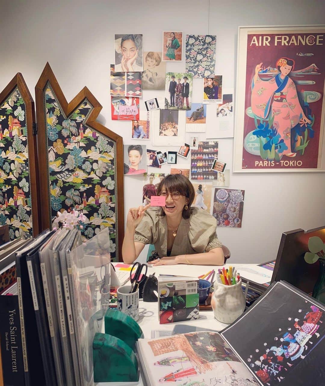 風間ゆみえのインスタグラム：「@keitamaruyama  ケイタさんのPOP UP SHOP アトリエのデスクが再現されていてびっくり‼︎ 😍✨✨✨ここからKEITA MARUYAMAがクリエーションされているのね〜‼︎ いつもながら雰囲気まで楽しませてくれるこの感じがたまらなく好き❣️  また久しぶりにチャイナドレスが着たくなって、早速明日トレーニング予約したり🤣  私のお気に入りの招き猫のエコバックは伊勢丹限定カラーのパープルが登場していました‼︎ ギフト用にまとめ買い💜  ケイタさんの不在時に勝手に店番(風)..笑  会期：９月２５日(金）～１０月６日(火）﻿ 場所：伊勢丹１F プロモーションスペース（Apple Store跡地）﻿ 営業時間：１０：００～２０：００﻿  お時間合う方はぜひ♡ @keitamaruyama  @keitamaruyama_official  #伊勢丹新宿店  #yumie_k_style」