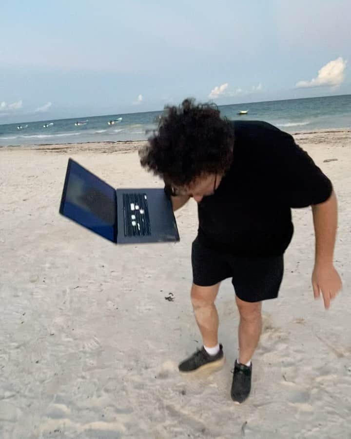 ティモシー・サイクスのインスタグラム：「I take my laptop with me EVERYWHERE, but after my busiest few months of trading in decades (not just years), my keys are now falling off so I think I might need a new one…whatcha think? Logically I probably should get a new one, but I’m also superstitious since 2020 is now the most profitable year of my career with over $850,000 in trading profits so far, topping my 2014 profits, so it’s my lucky laptop and I don’t want to mess anything up! Leave a comment below with your thoughts, I need to make a decision soon because now it’s even worse as I got sand all over it too LOL! #laptoplifestyle #keyboardwarrior #daytrader #pennystocks #jewproblems」